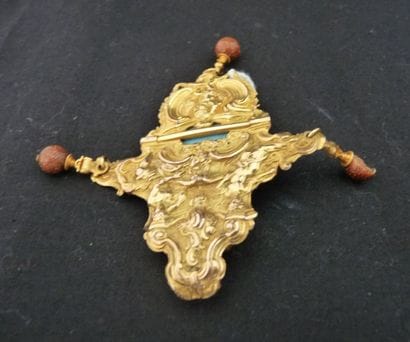 ELÉMENT DE CHATELAINE en laiton doré et ciselé,...