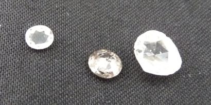 LOT DE TROIS DIAMANTS sur papier taillés...