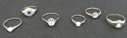 LOT DE SIX BAGUES en or gris 18 k 750°/oo...