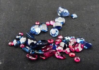 LOT DE SAPHIRS et rubis de formes diverses...