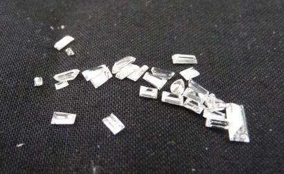 LOT DE DIAMANTS sur papier de formes baguette,...