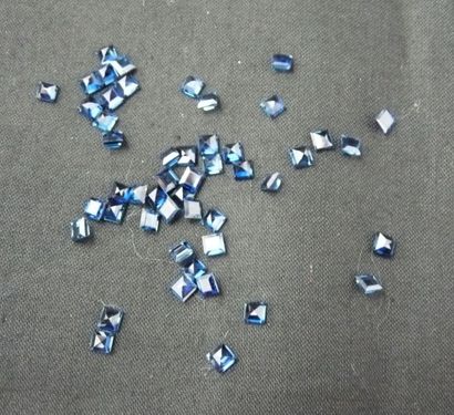 LOT DE SAPHIRS sur papier de forme carrée...