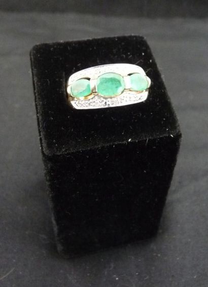 BAGUE en or jaune 18 k 750°/oo, ornée de...