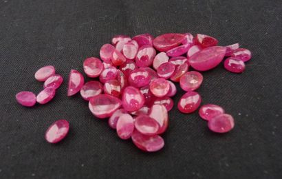 LOT DE RUBIS de forme cabochon pesant environ...
