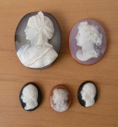 TROIS CAMEES figurant des profils d'homme....