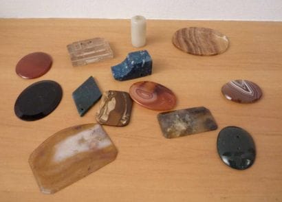 PIERRES DURES comprenant jade, cornaline,...