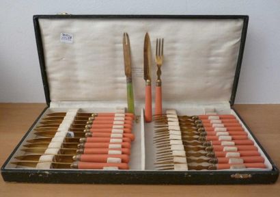 DOUZE COUVERTS à entremet les manches en...