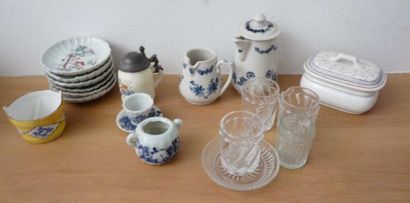 ENSEMBLE d'éléments de dînette. VITRINE de...