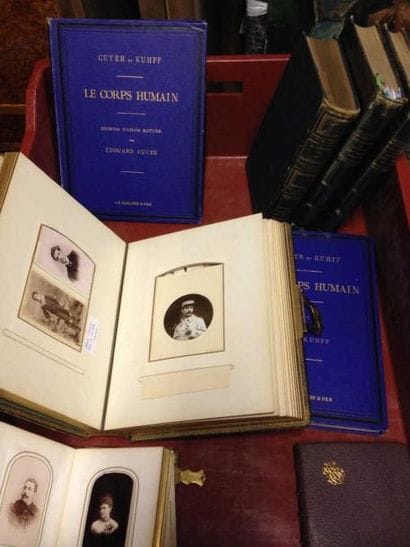 ENSEMBLE d'albums photos et de volumes dont...