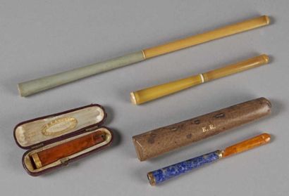 ENSEMBLE DE QUATRE FUME CIGARETTES Un fume...