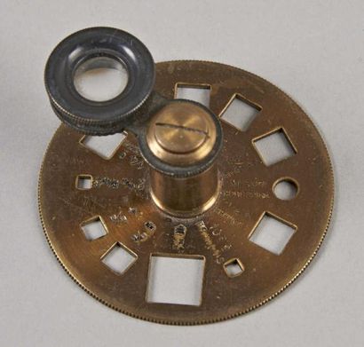 COMPTE FIL en laiton. D. 5,5 cm
