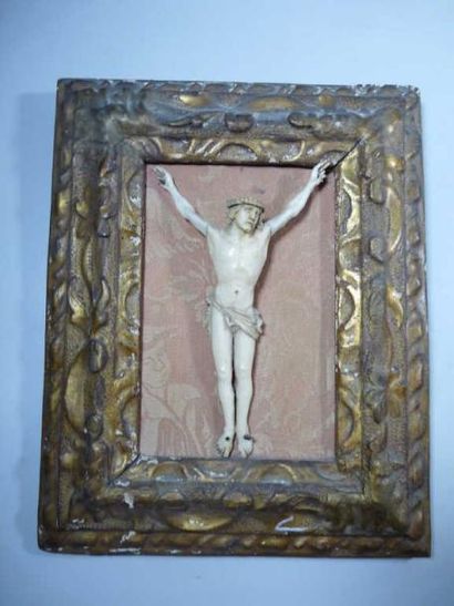 CHRIST en croix en os sculpté. Dans un cadre...