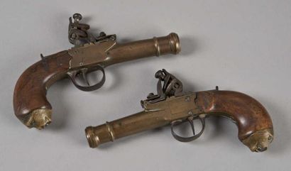 PAIRE DE PISTOLETS à coffre, les crosses...