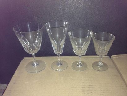 BACCARAT
Partie de service de verres en cristal...