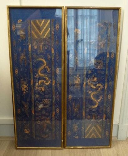 CHINE
Deux soieries à fond bleu à décor brodé...