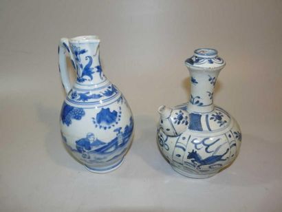 CHINE
Verseuse dite Kendi décorée en bleu...