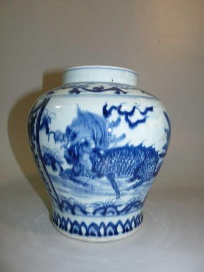 CHINE
Vase balustre décoré en bleu sous couverte...