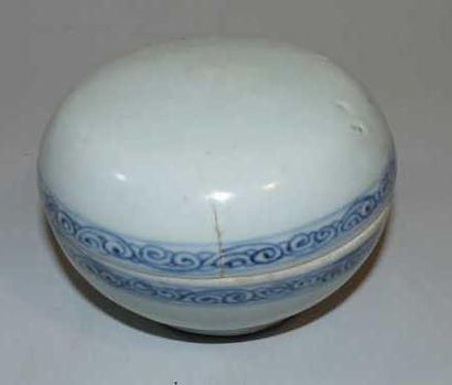 CHINE
Boite ronde couverte à décor en bleu...