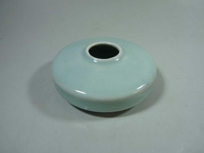 CHINE
PETIT VASE en porcelaine celadon. Marque...