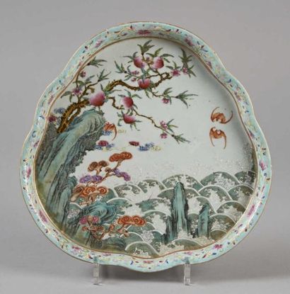 PLAT polylobé en porcelaine à décor polychrome....