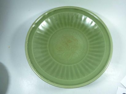 CHINE
Grand plat rond en céladon. D. 36,5...
