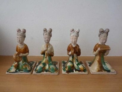 CHINE
Quatre statuettes en terre cuite émaillée...
