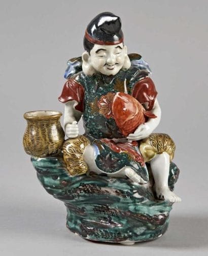 JAPON
Groupe formé d'un pécheur assis sur...