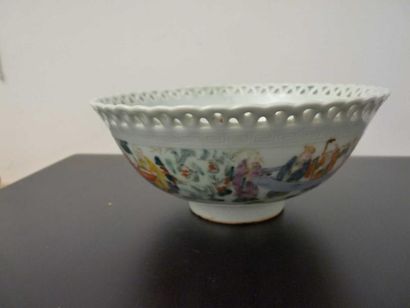 CHINE
BOL à rebord en corolle en porcelaine...