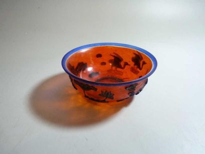 CHINE
Bol en verre teinté rouge et bleu à...
