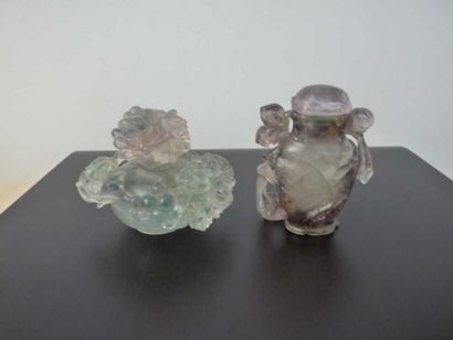 DEUX VSES COUVERTS en pierre dure sculptée...