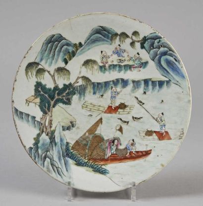 CHINE
Plat rond en porcelaine à décor polychrome...