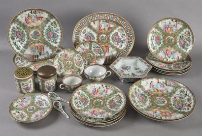 CANTON
Ensemble en porcelaine polychrome...