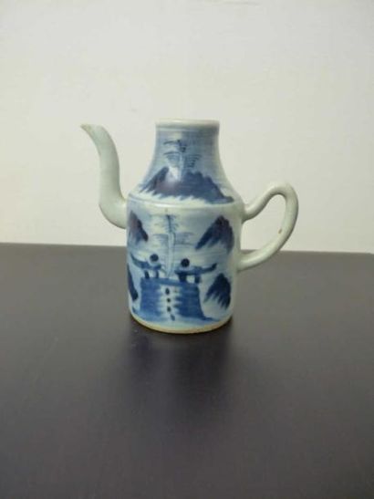 HUE
Verseuse à décor en camaïeu bleu. H:...