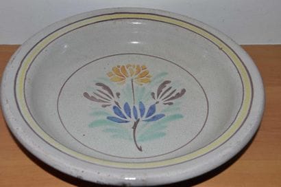 FORGES
Plat creux à décor d'une fleur sur...