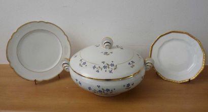 SOUPIERE en porcelaine à décor de barbeaux...