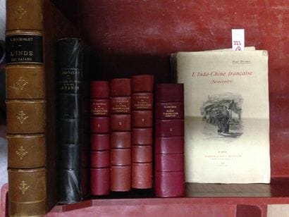 ENSEMBLE de VOLUMES dont: L'Inde des Rajahs,...