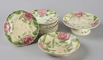ENSEMBLE comprenant onze assiettes, un présentoir...