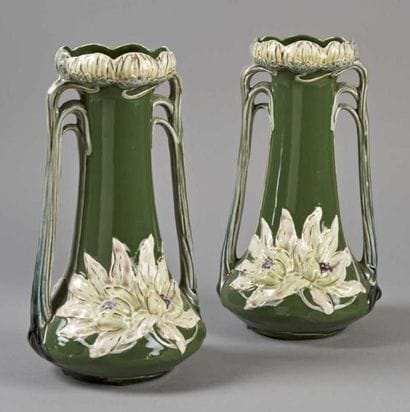 PAIRE DE VASES à deux anses en barbotine...