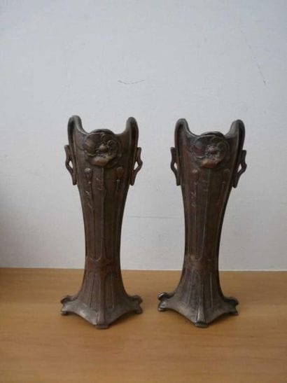 PAIRE DE VASES en étain à décor Art Nouveau....