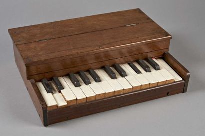 PIANO d'exercice. 10.5 x 38 x 28 cm
