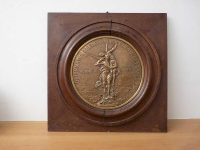 BARBEDIENNE, médaillon en bronze dans un...