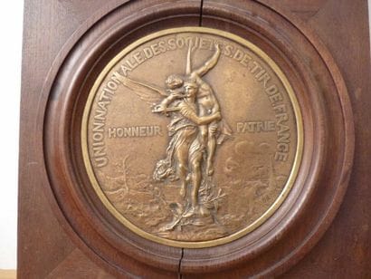 BARBEDIENNE, médaillon en bronze dans un...