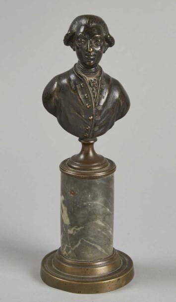 PETIT BUSTE en bronze de patine noire représentant...