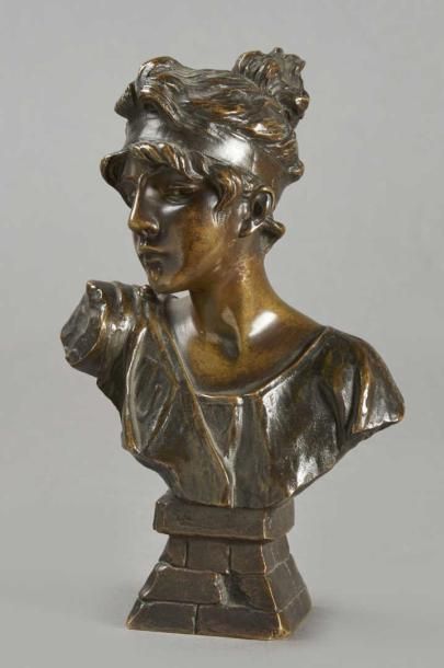 EDOUARD VILLANIS
Buste de femme, les cheveux...