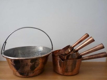 ENSEMBLE comprenant une suite de quatre casseroles...