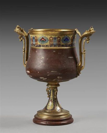 VASE en forme de calice en marbre griotte, ...
