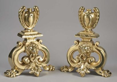 PAIRE DE CHENETS en bronze doré à décor de...