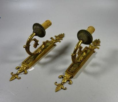 PAIRE D'APPLIQUES en bronze doré ciselé et...