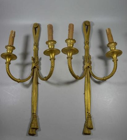 PAIRE D'APPLIQUES en bronze doré et ciselé...