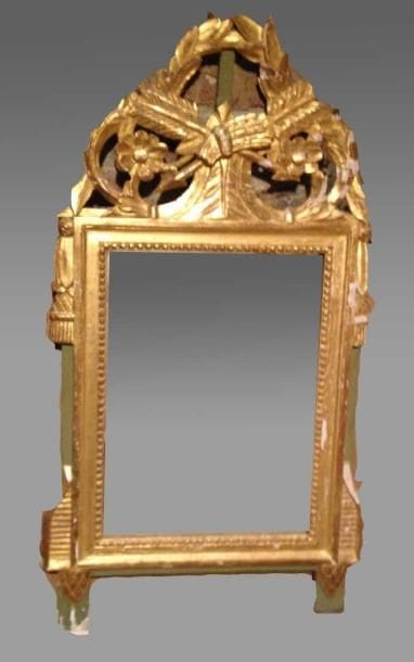 MIROIR rectangulaire à fronton en bois doré...